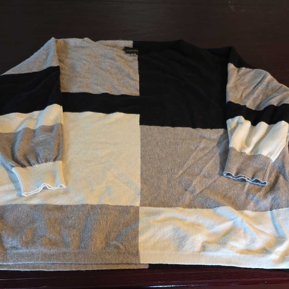 Women’s Colorblock Crewneck Sweater - Black & Gray